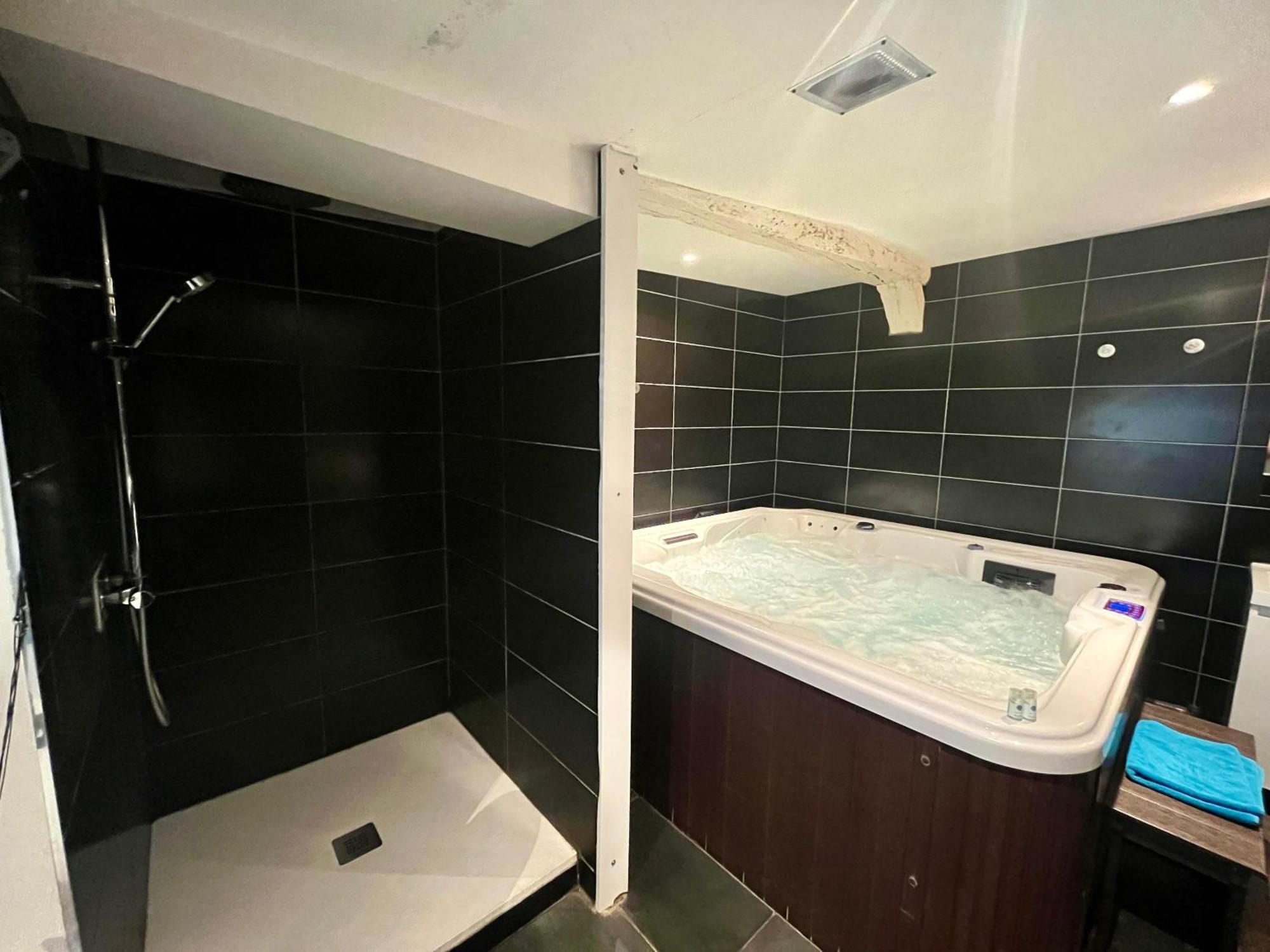 Escapade Romantique - Jacuzzi Et Parking Prive - 002 Daire Rouen Dış mekan fotoğraf